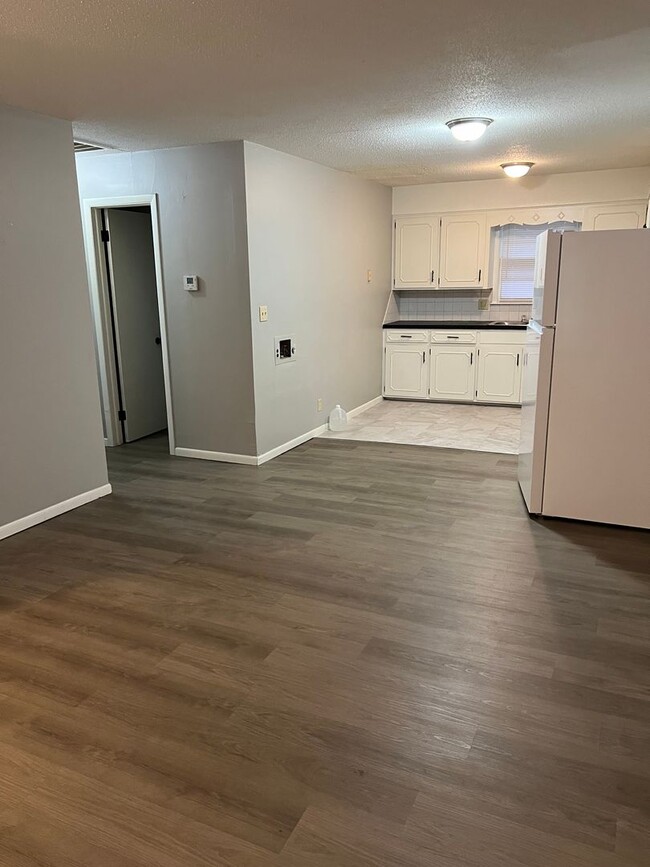 Building Photo - **Fall Move In Special**Updated 2 bedroom,...