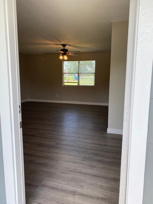 Front door view into living room - 521 2nd St
