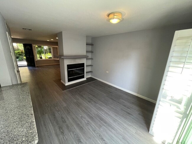 Building Photo - 2 Bedroom 2 1/2 Bath Townhouse w/2-Car Gar...
