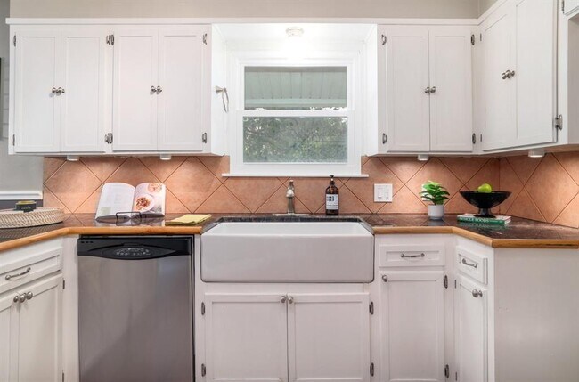 Foto del edificio - 1511 Fairfield Dr
