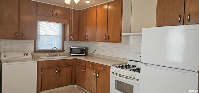 Building Photo - 3343 5th St