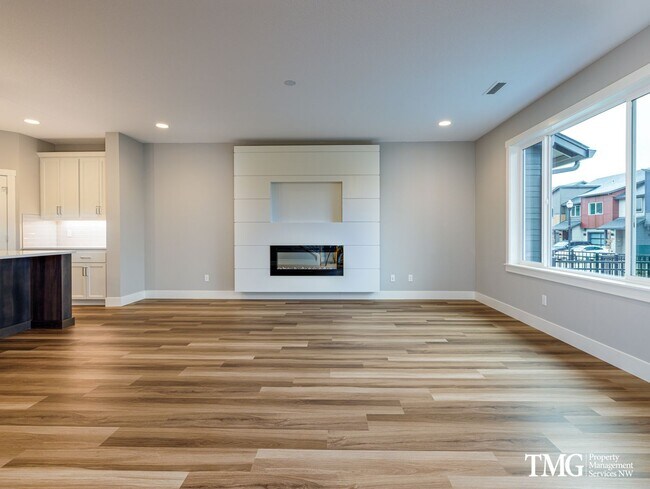Building Photo - 3 Bedroom 2.5 Bathroom Townhome in Great B...