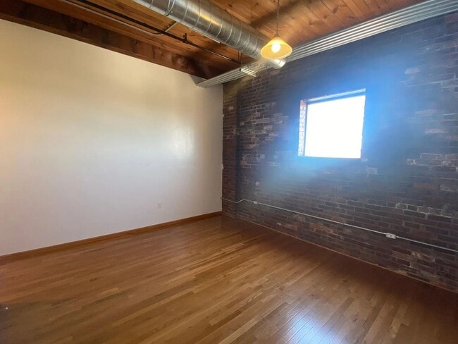 Building Photo - 111 N Main St