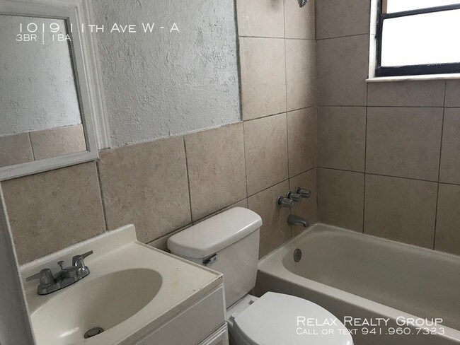 Building Photo - 3Bed/1 Bath Duplex for Rent