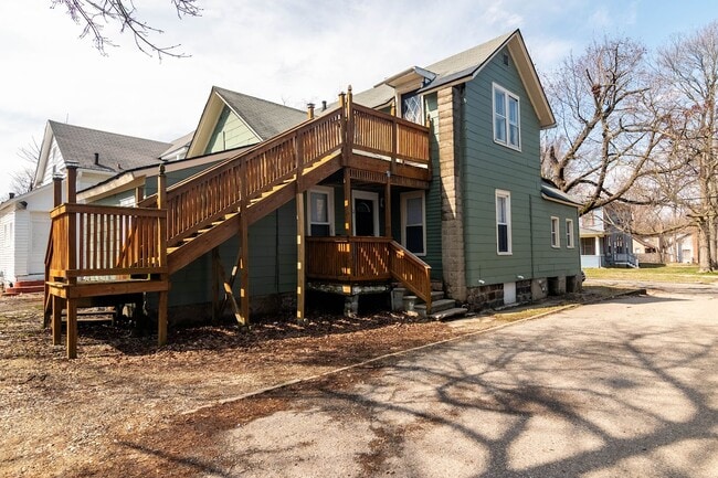 Unit 2 - 529 McCourtie St