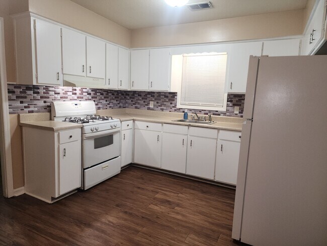 Foto del edificio - 6515 Forrest Rd