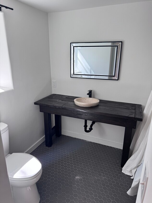 Foto del edificio - 800 Toro Canyon Rd