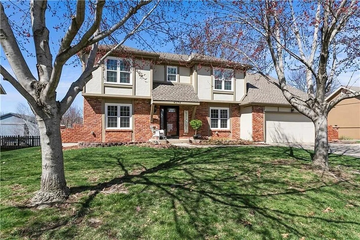 Primary Photo - Huge Home in Raintree Lake!!!