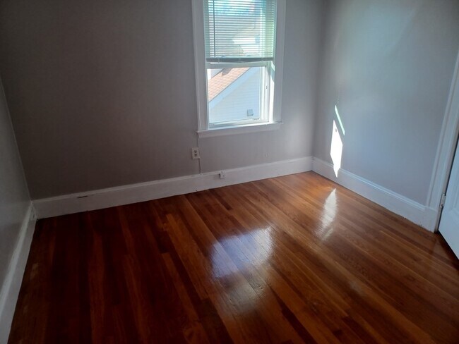 Building Photo - 74 Chapman St