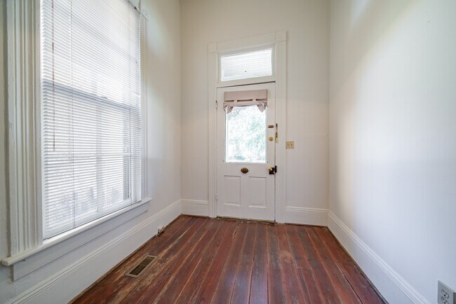 Building Photo - 106 7th St