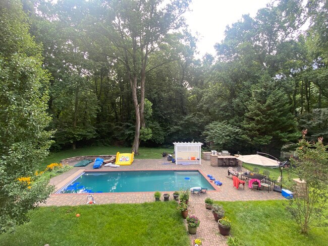 Building Photo - 13 Belleview Dr