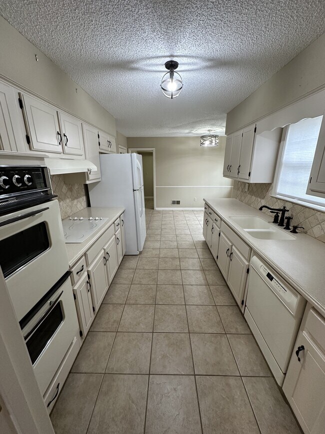 Foto del edificio - 241 N White Station Rd