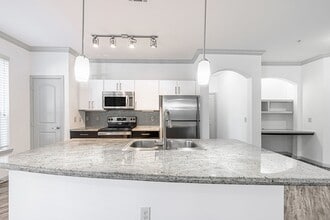 Building Photo - 8877 Lakes at 610 Dr