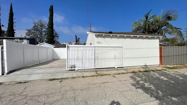 Foto del edificio - 10452 Balboa Blvd