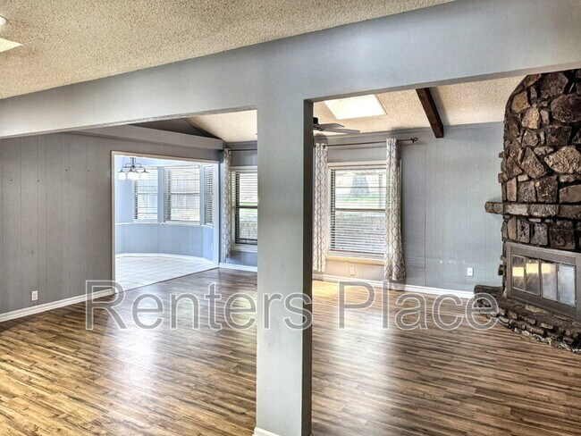 Foto del edificio - 705 Greenview Cir