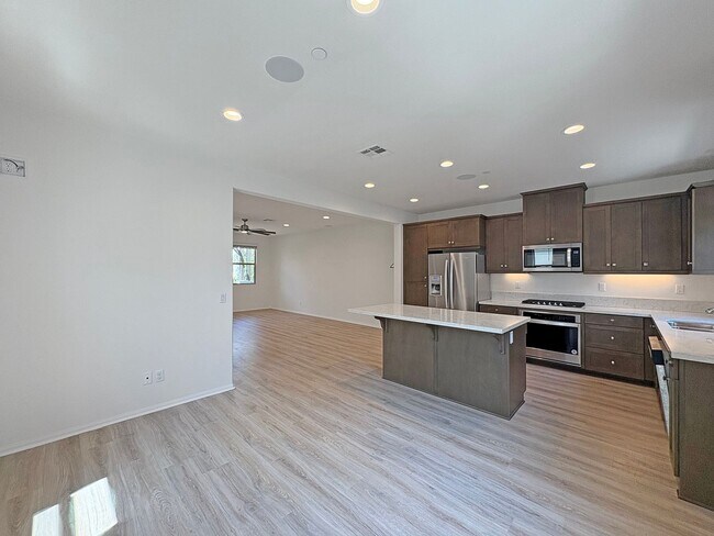 Foto del edificio - Beautiful 4B/3BA Vista Home w/ Pool & Mode...