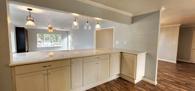 Building Photo - Classic Meets Vintage! Beautiful 3-Bed 2-B...