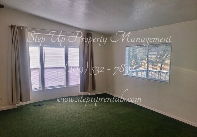 Building Photo - Charming 2 Bed, 2 Bath Home Near Lake Don ...