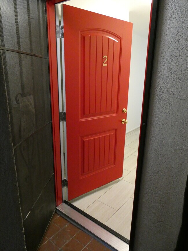 Foto del edificio - 828 N Bunker Hill Ave