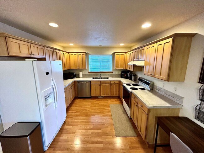 Building Photo - Charming 4 Bed/3 Bath Retreat!