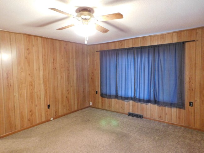 Building Photo - Great 2 bedroom/1 bath home with 2 car gar...