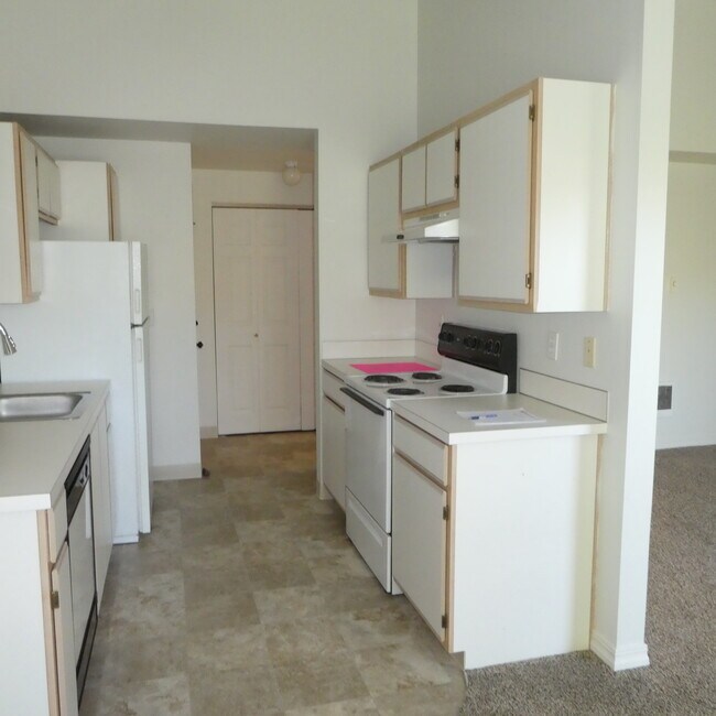 Building Photo - 4783 Skyline Rd S