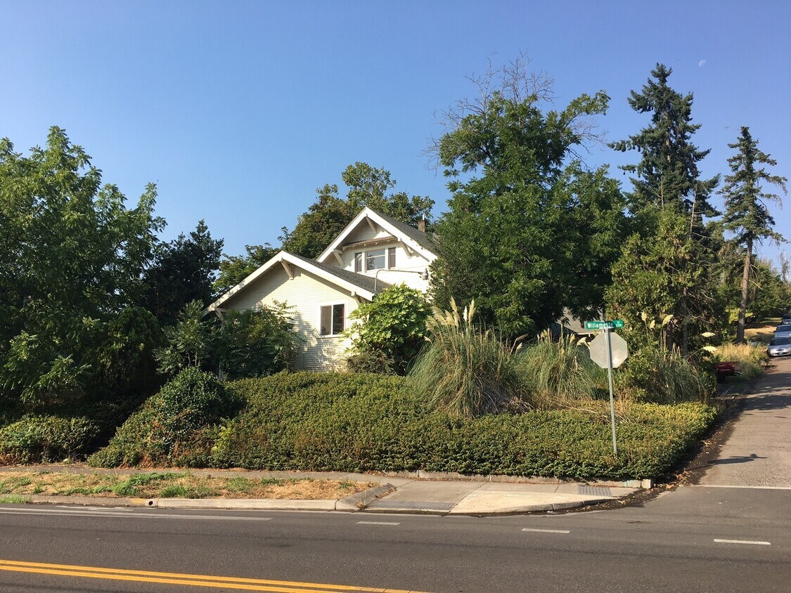 Primary Photo - 6 Bedroom House near Downtown and Universi...