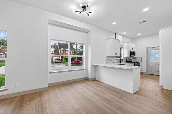 Foto del edificio - Beautifully Renovated Home in Popular Bay Glen!