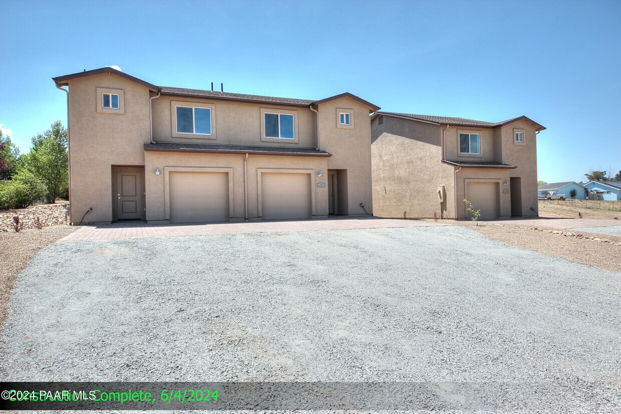 Primary Photo - 4200 N Viewpoint Dr