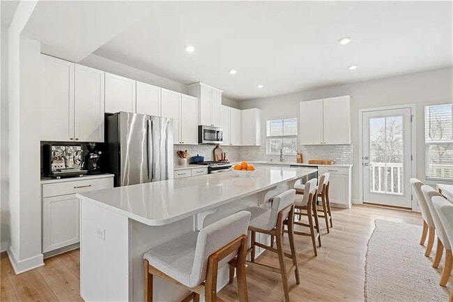 Building Photo - 410 Scharberry Ln