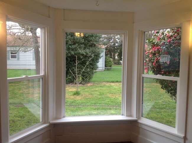 Building Photo - Charming Home for Lease in Town!