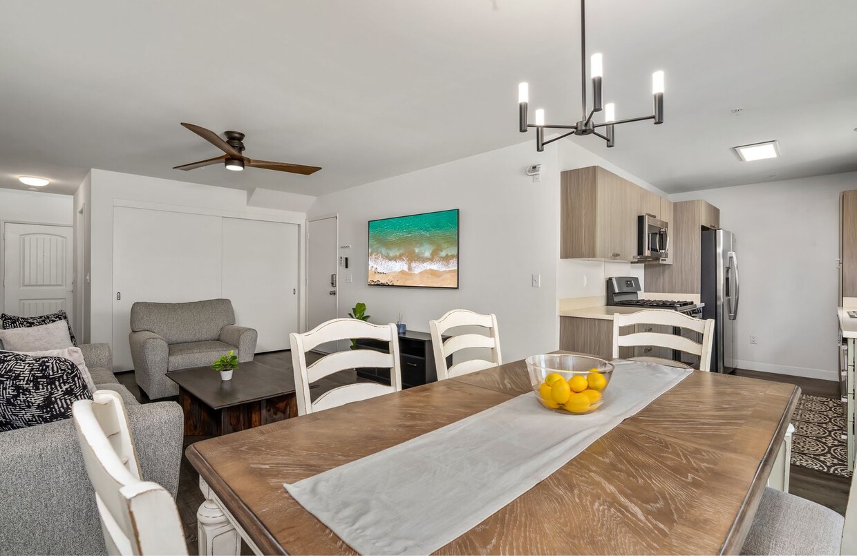 Foto principal - Fully Furnished Townhome with Garage, 3 be...