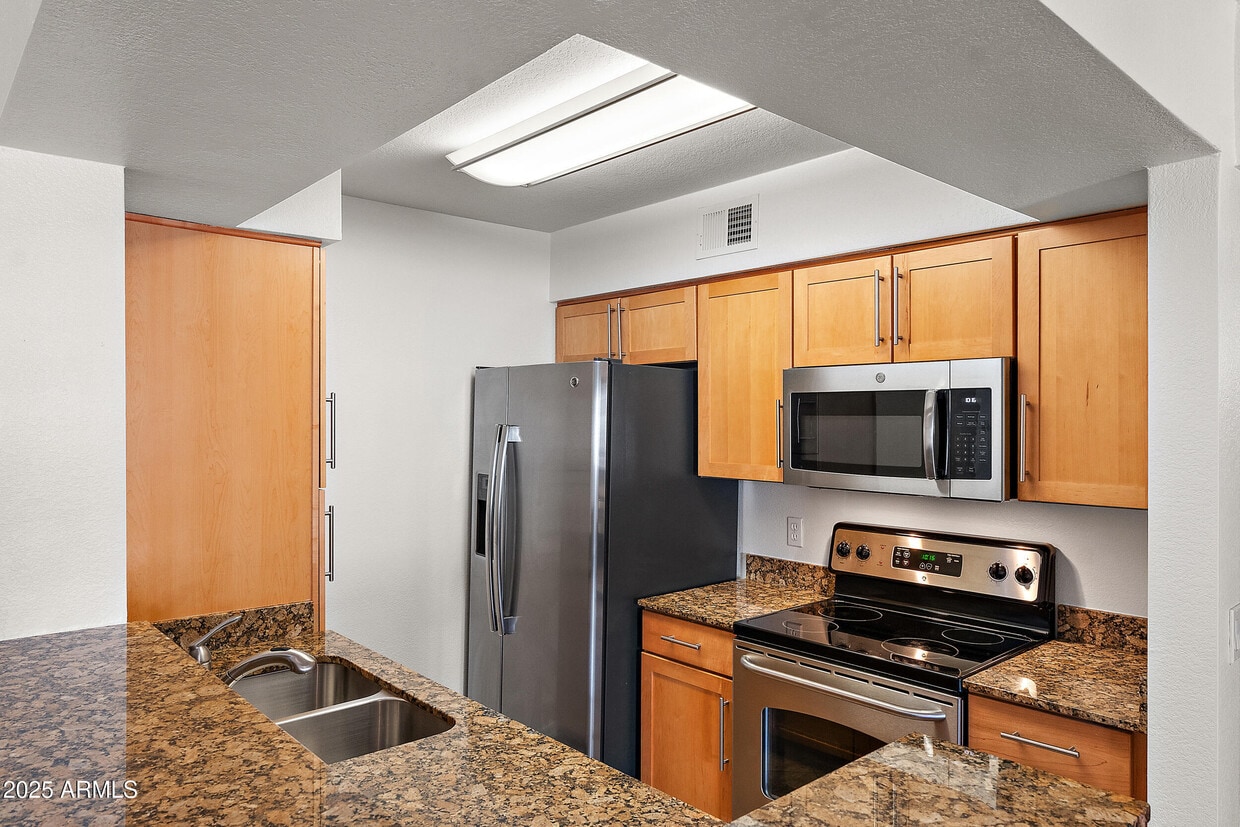 Primary Photo - 2025 E Campbell Ave