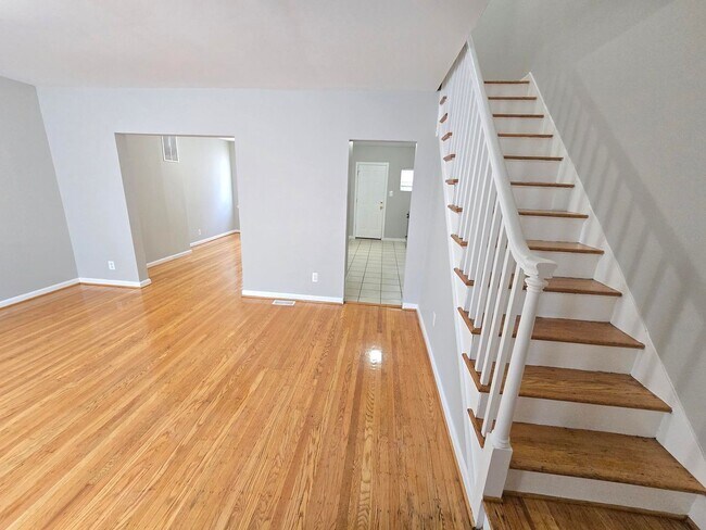 Building Photo - Beautiful 3 Bedroom 2 Bathroom East Baltim...