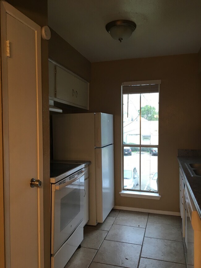 Building Photo - 1 bed/ 1 bath second floor condo