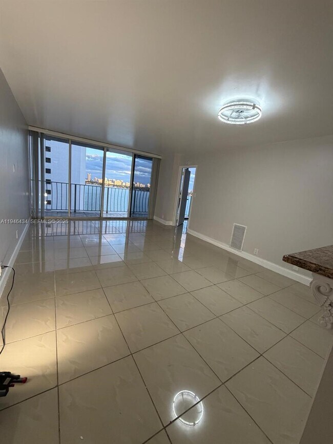 Foto del edificio - 7601 E Treasure Dr