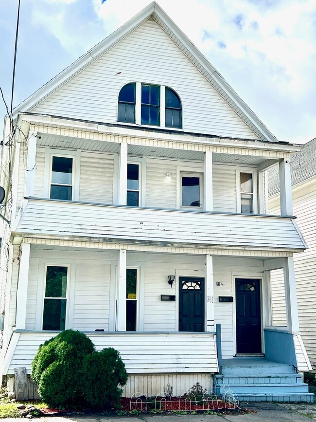 Foto del edificio - 39 1/2 Milton Ave