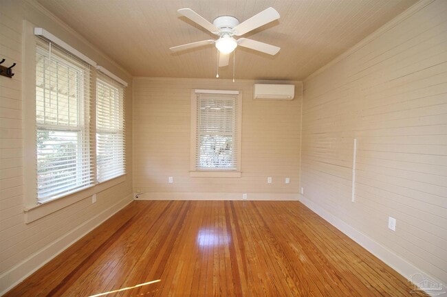 Building Photo - 3102 E De Soto St