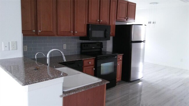 Building Photo - 20914 Sun Creek Dr