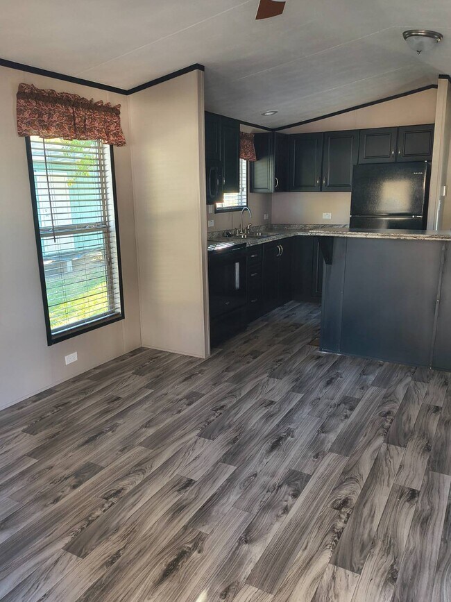 Building Photo - 1214 Roseport Rd