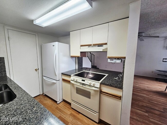 Building Photo - 5446 W Sheena Dr