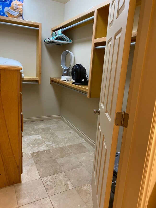 Building Photo - Fully furnished rental Available March 22nd