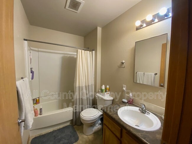 Building Photo - 621 E Mitchell St