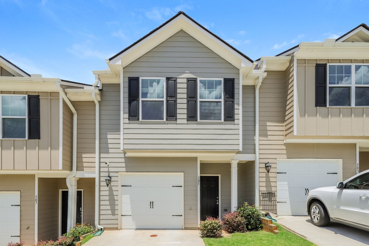 Primary Photo - 505 Highwood Ln
