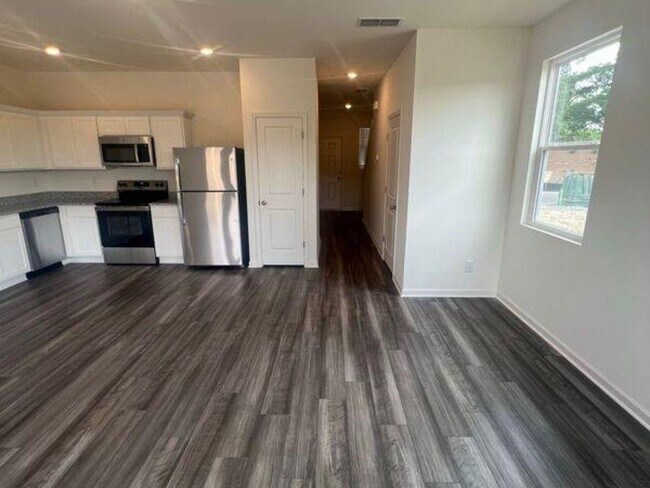 Building Photo - 2099 Emerson Dr