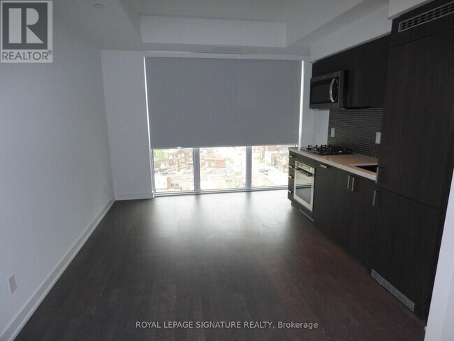 Photo du bâtiment - 501 St Clair Ave W