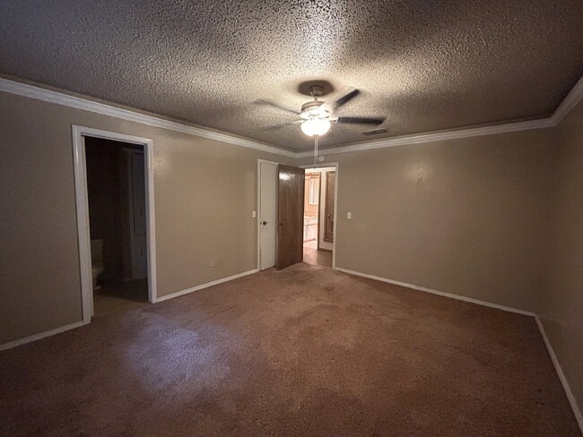 Building Photo - Quiet secluded duplex with great access to...