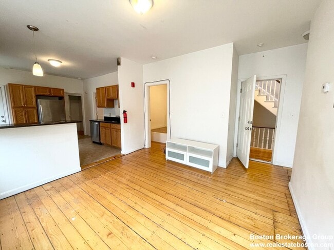 Building Photo - Spacious 4 Bed Right In Mission Hill
