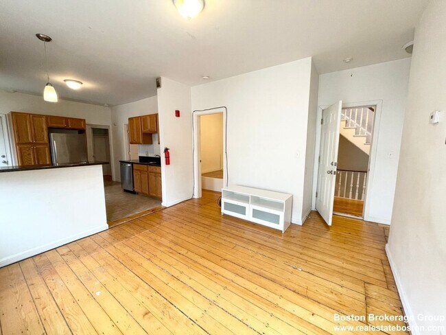 Foto del edificio - Spacious 4 Bed Right In Mission Hill