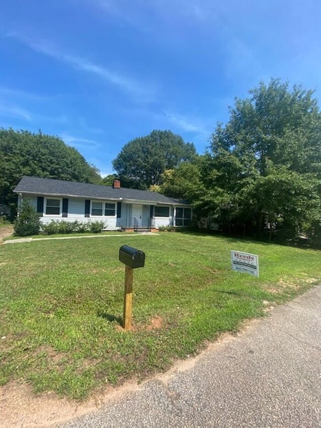 3 bed 1.5 bath near Augusta Road House Rental in Greenville, SC